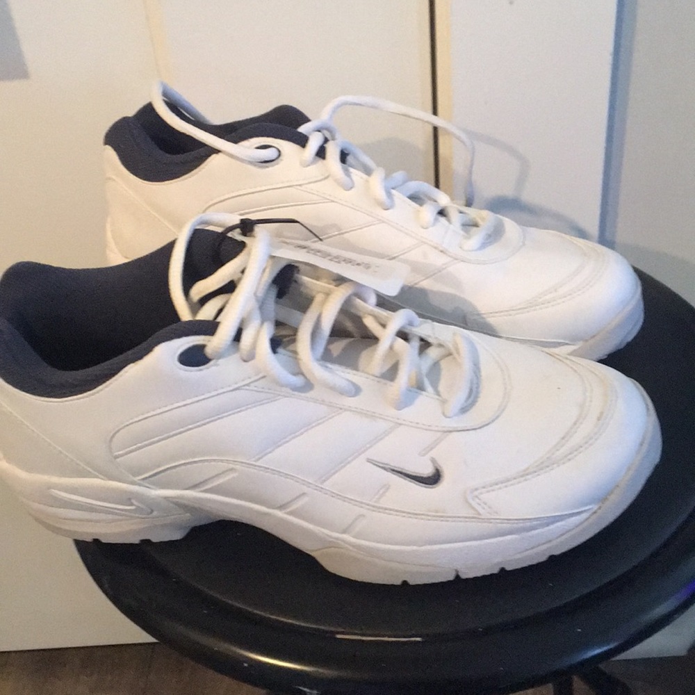 Golf ⛳️ shoes 👟, white , size-7, never worn, from pet and house free home